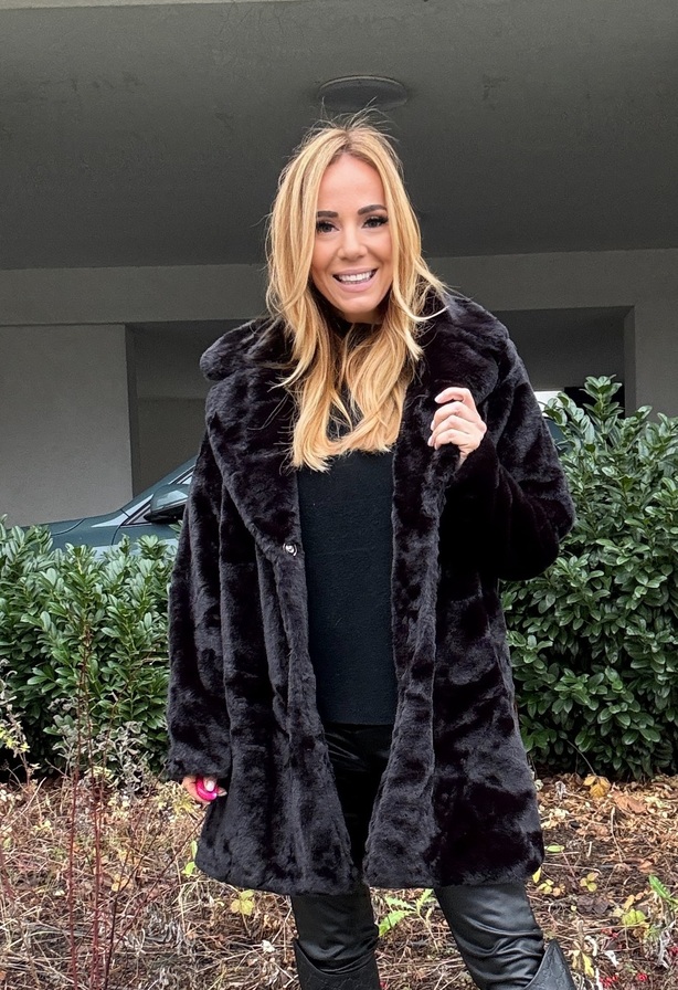 Kiki szőrmekabát fekete – Innova Fashion